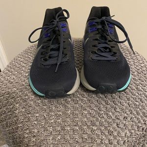 WOMEN NIKE ZOOMS